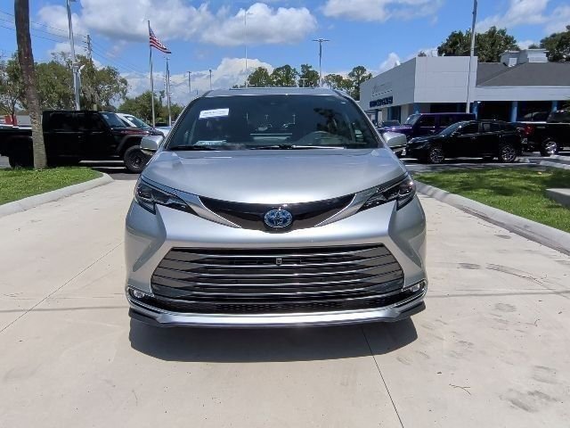 Used 2025 Toyota Sienna Platinum FWD image 14