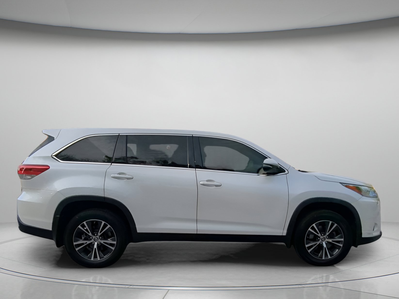Used 2019 Toyota Highlander LE FWD image 32
