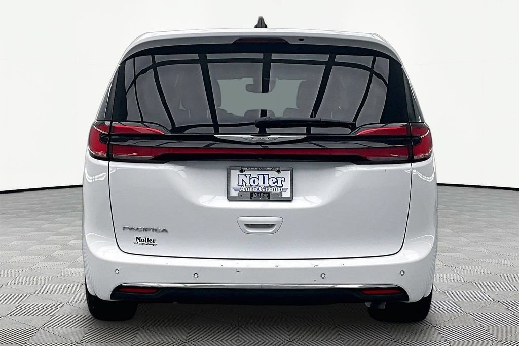 Used 2024 Chrysler Pacifica Touring-L FWD image 4
