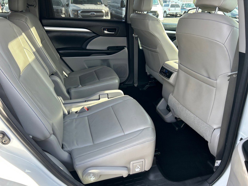Used 2018 Toyota Highlander XLE w/ Carpet Mat Package (TMS) image 18