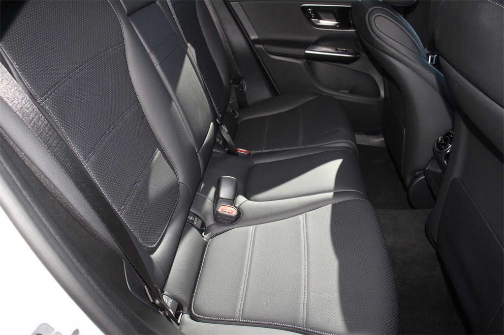 Used 2025 Mercedes-Benz GLC 300 4MATIC image 26