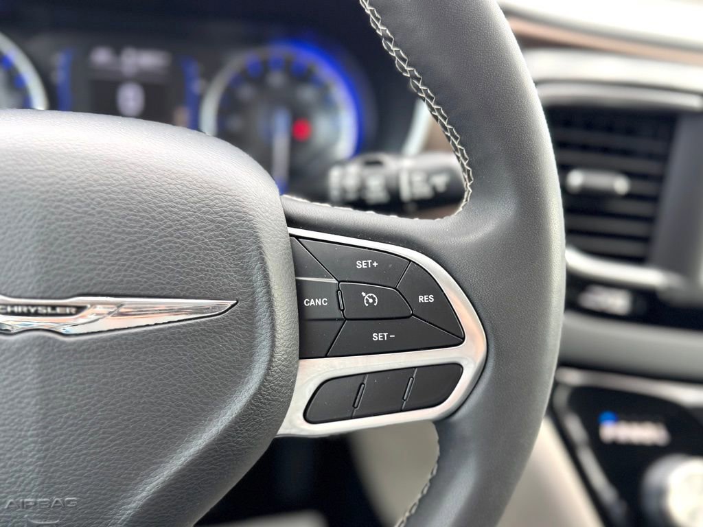 Used 2022 Chrysler Voyager LX image 14