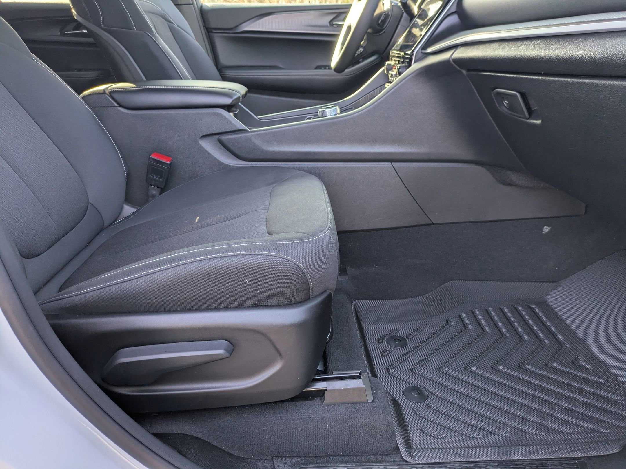 Used 2025 Jeep Grand Cherokee Laredo w/ Luxury Tech Group I image 36