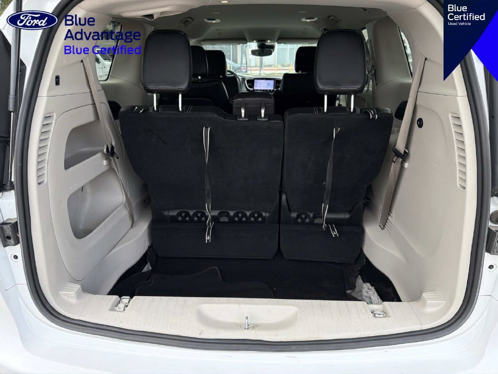 Used 2023 Chrysler Pacifica Touring-L FWD image 9