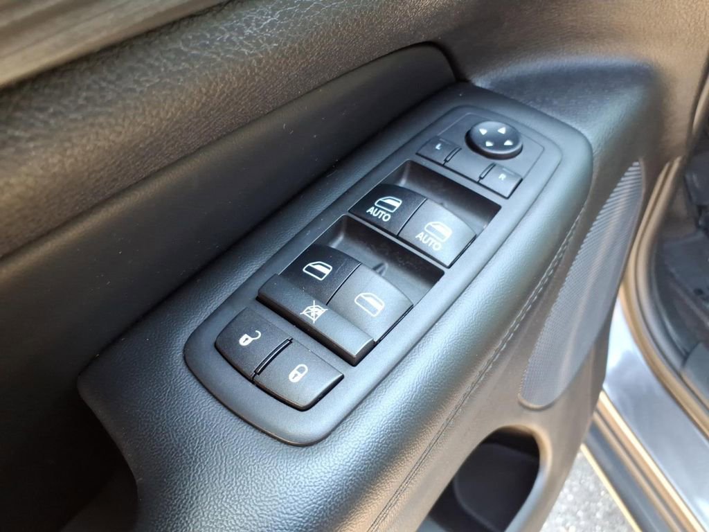 Used 2019 Jeep Grand Cherokee Laredo AWD/4WD image 15