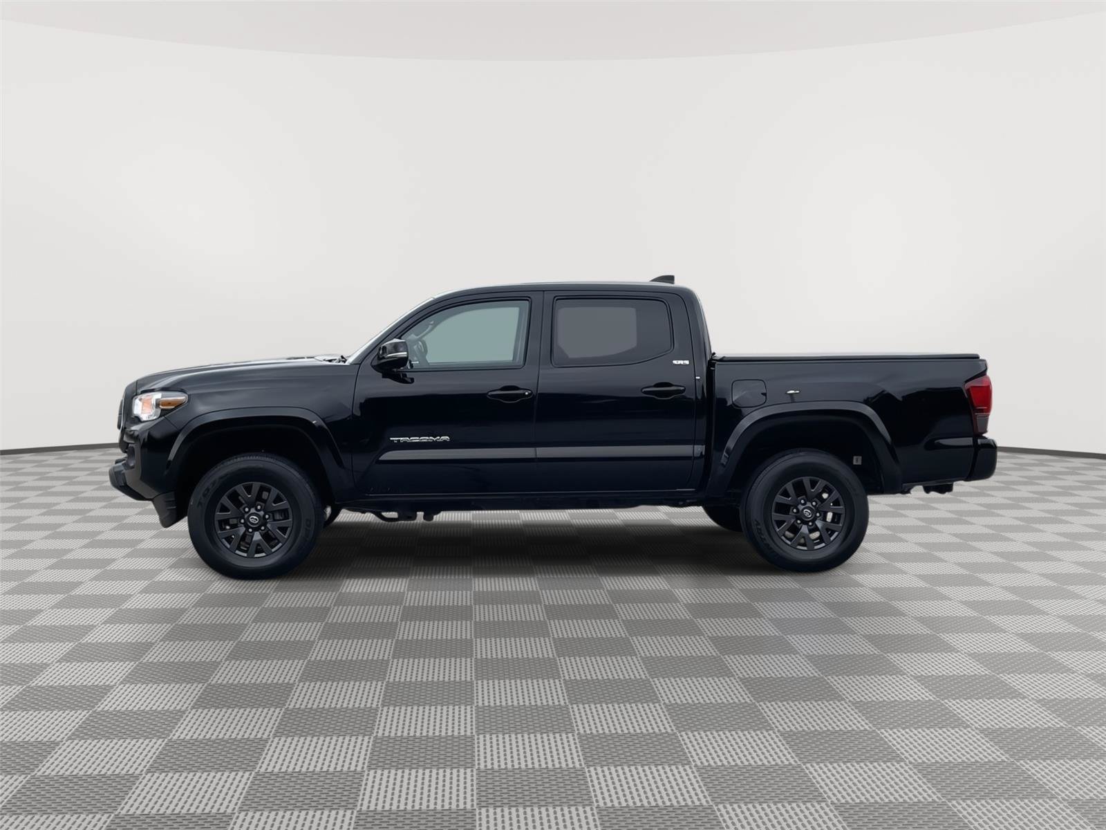 Used 2023 Toyota Tacoma SR5 w/ Technology Package AWD/4WD image 2