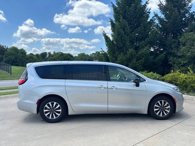 Used 2024 Chrysler Pacifica Limited FWD image 4