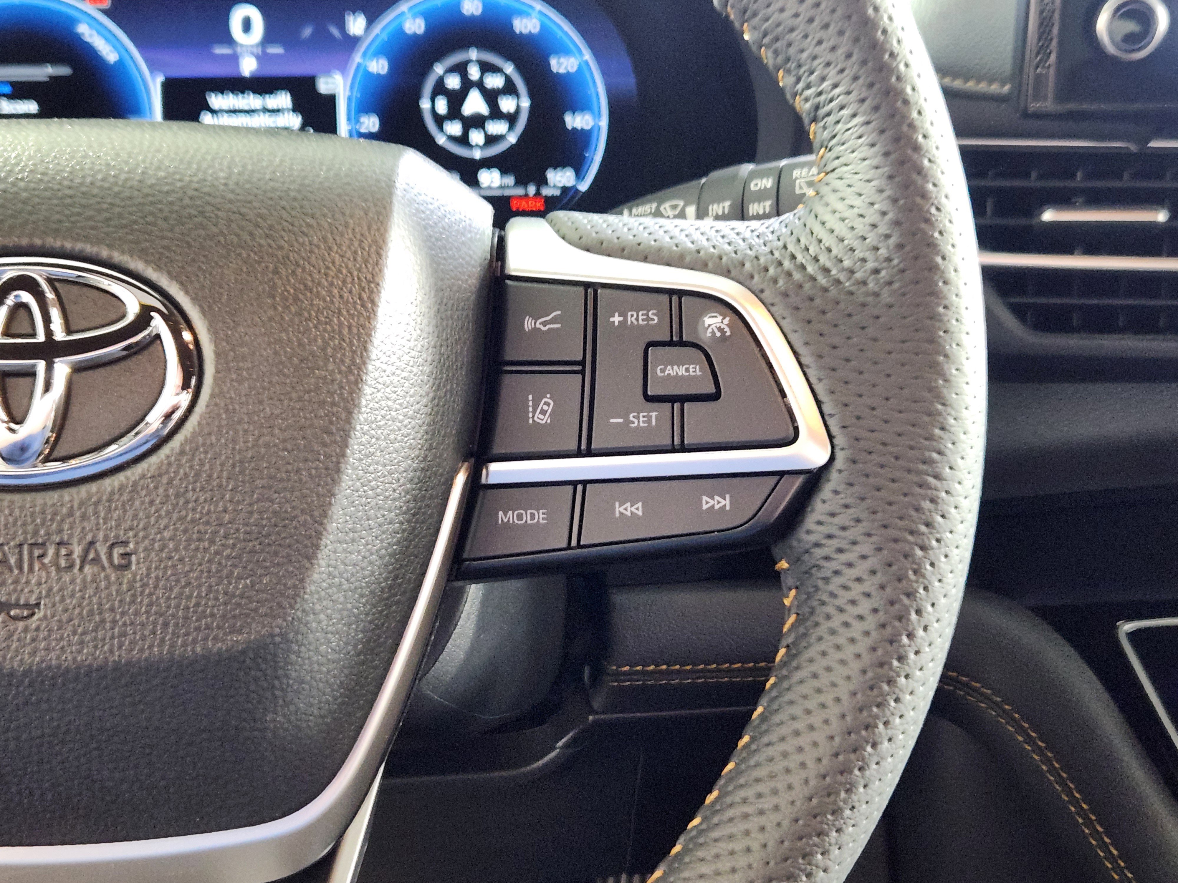 Used 2025 Toyota Sienna XLE Woodland Edition image 19