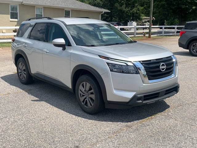 Used 2025 Nissan Pathfinder SV FWD image 3
