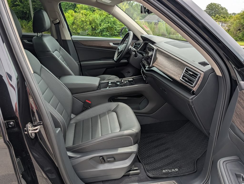 Used 2025 Volkswagen Atlas SEL AWD/4WD image 22
