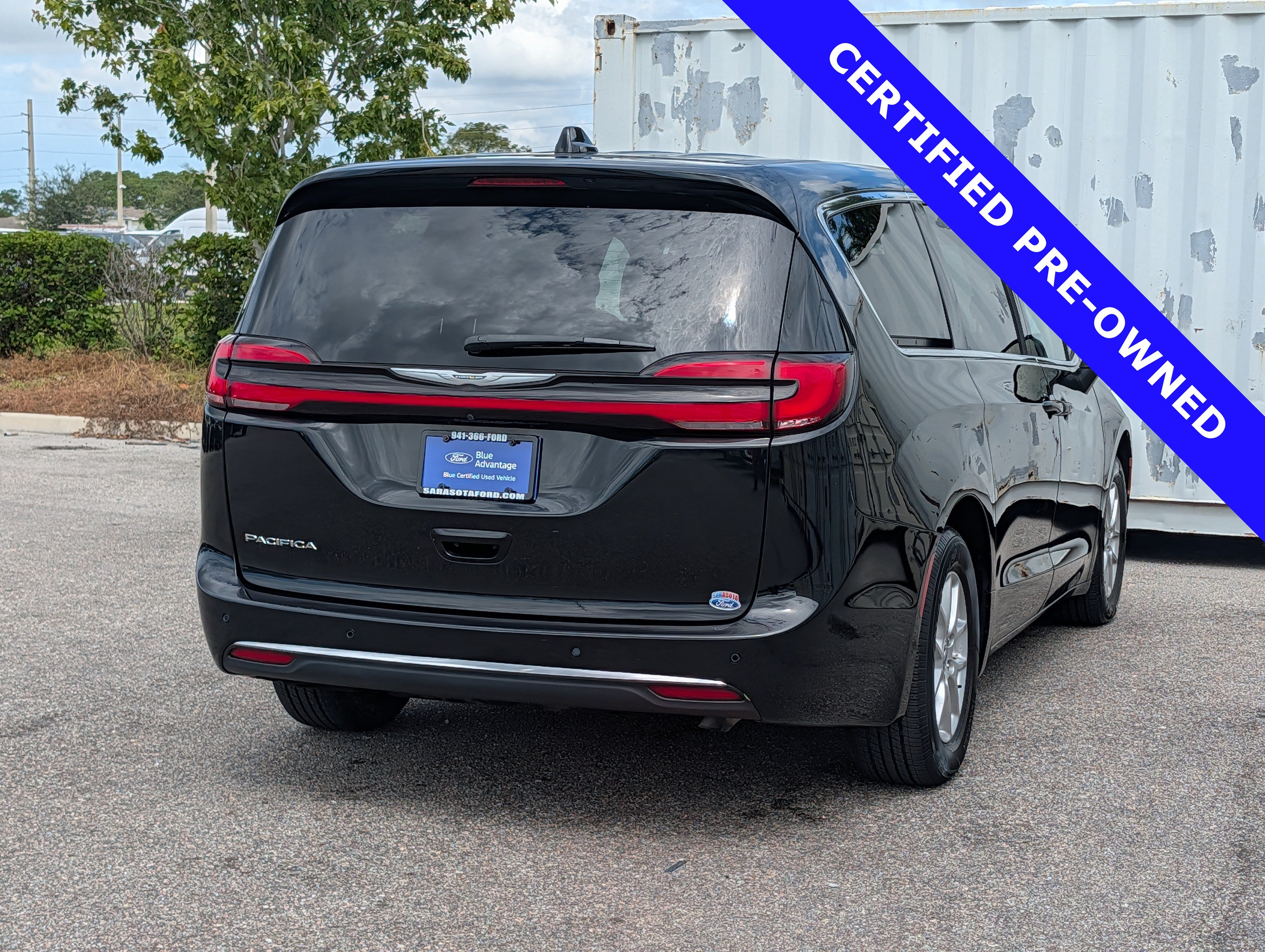 Used 2023 Chrysler Pacifica Touring-L FWD image 5