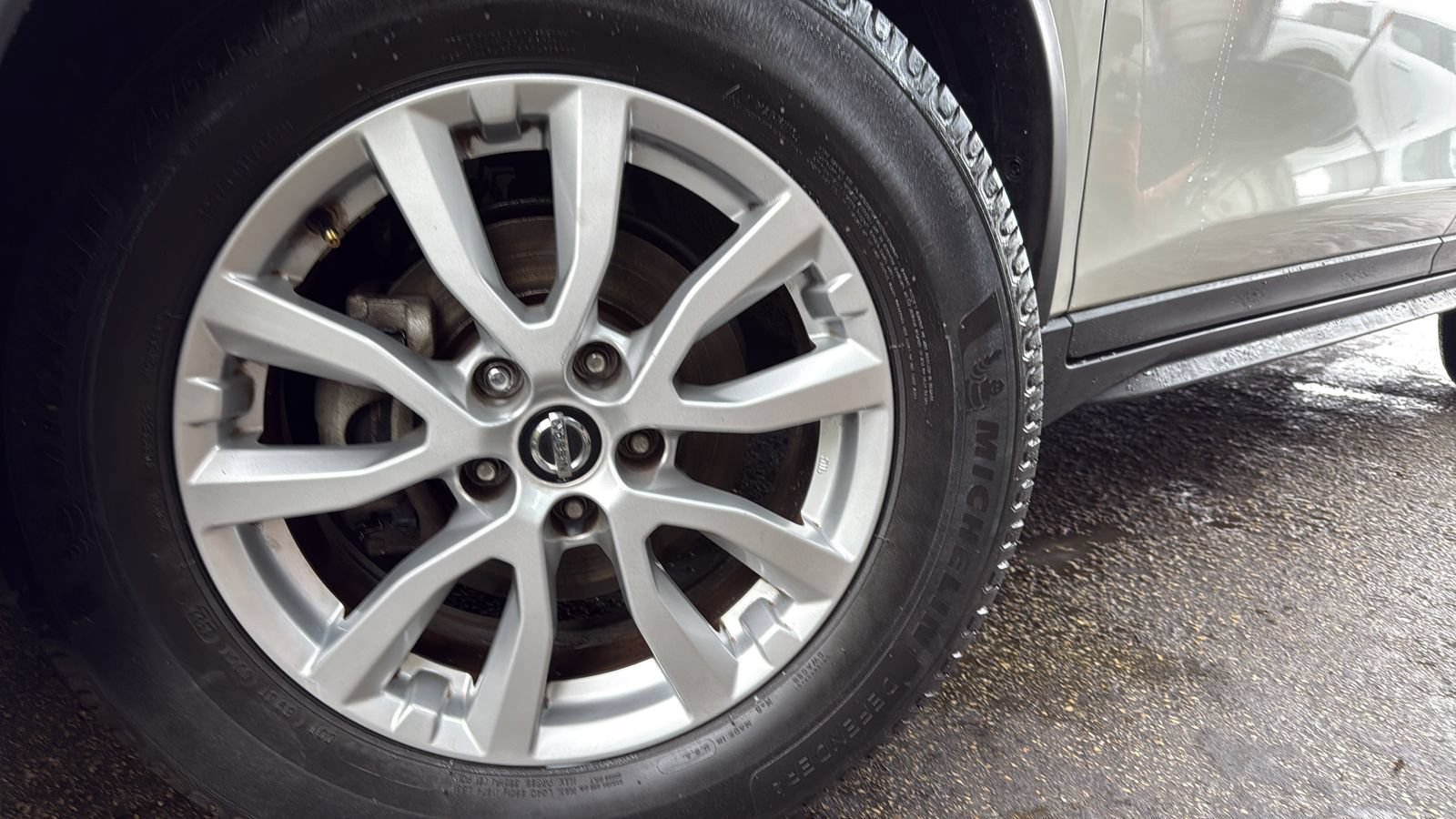 Used 2018 Nissan Rogue SV w/ Premium Package FWD image 29