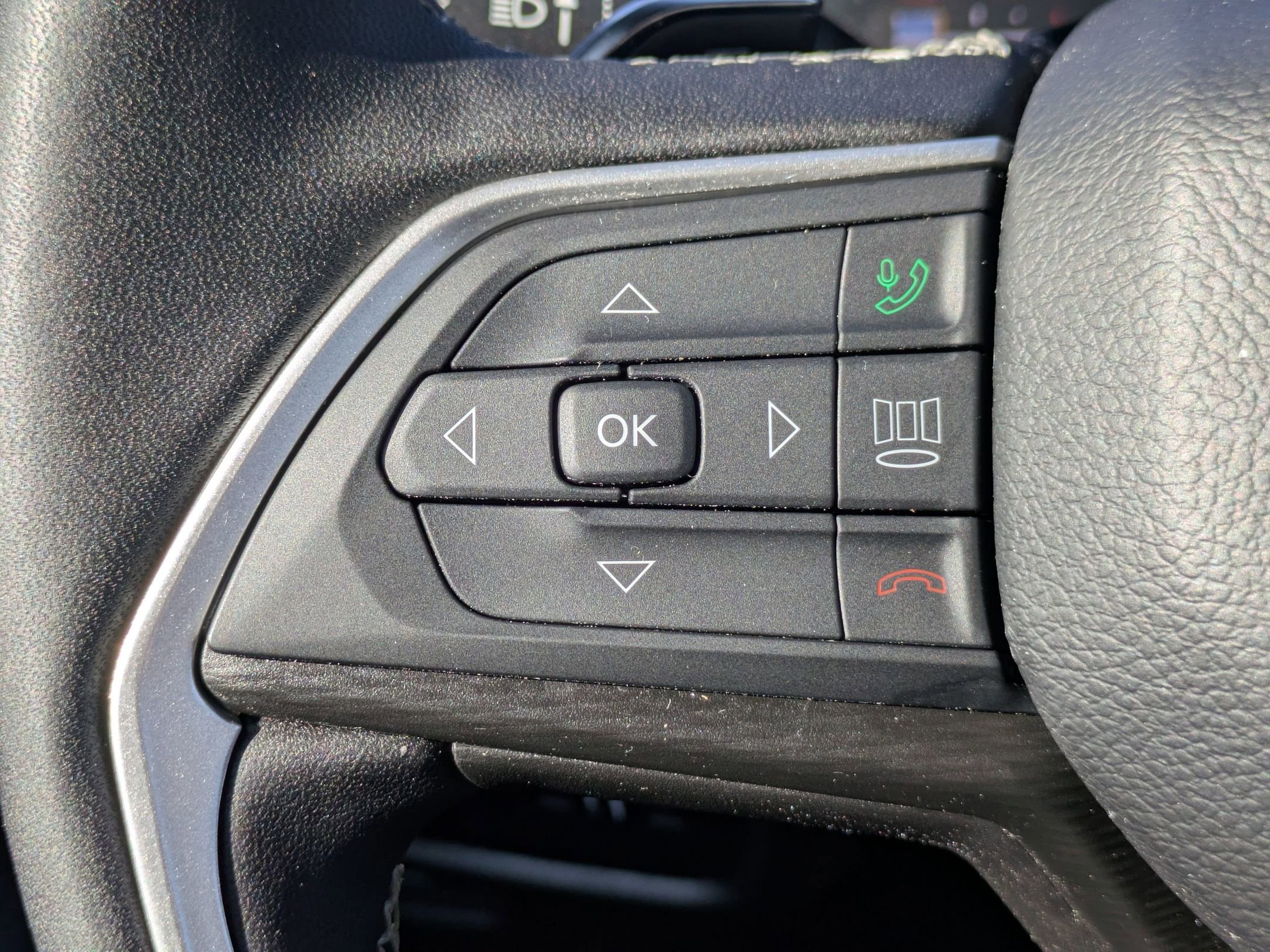 Used 2025 Jeep Grand Cherokee Laredo w/ Luxury Tech Group I image 15