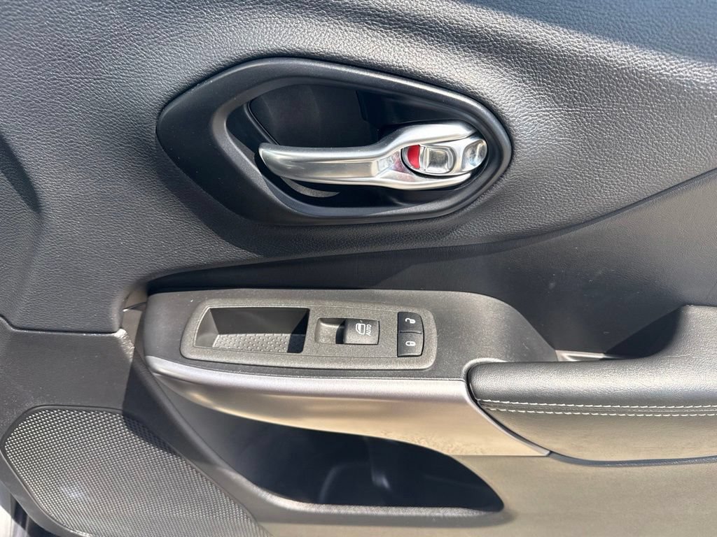 Used 2022 Jeep Cherokee Latitude Lux w/ Sun & Sound Group FWD image 37