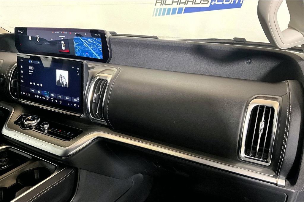 Certified 2025 Ford Expedition Platinum AWD/4WD image 12
