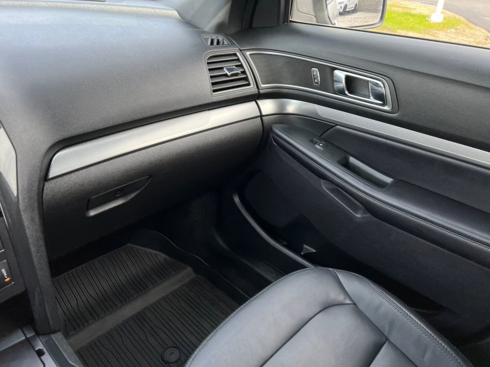 Certified 2018 Ford Explorer XLT w/ Equipment Group 202A AWD/4WD image 29
