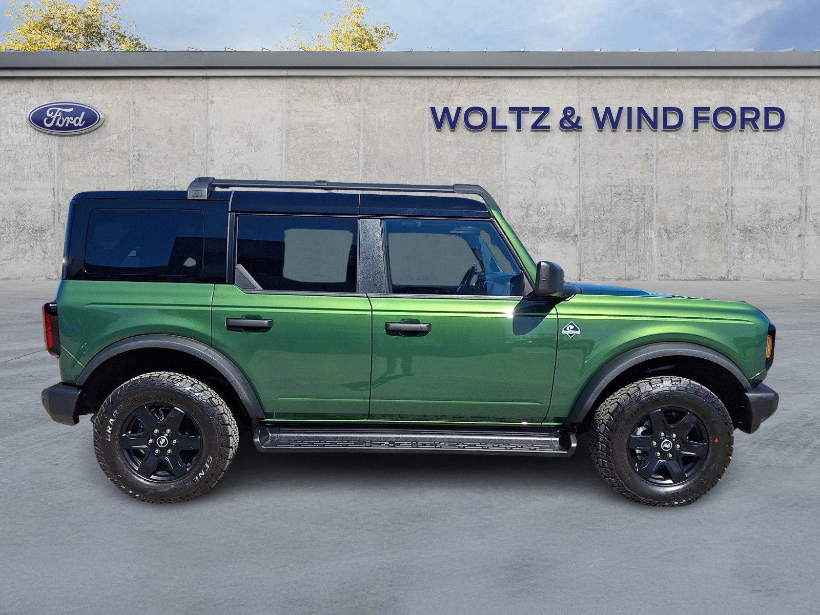 Certified 2025 Ford Bronco Outer Banks w/ Black Appearance Package image 2