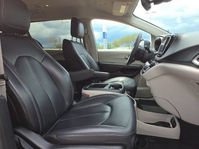 Used 2023 Chrysler Pacifica Touring-L FWD image 17