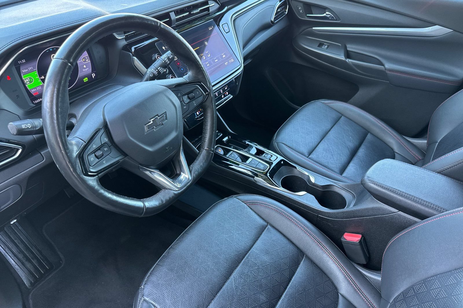 Used 2023 Chevrolet Bolt EUV LT w/ Convenience Package FWD image 3