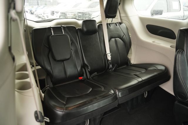 Used 2023 Chrysler Pacifica Touring-L FWD image 15