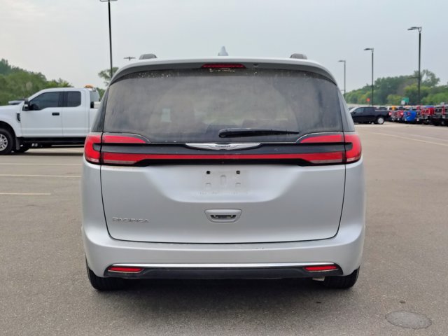 Used 2022 Chrysler Pacifica Touring FWD image 6