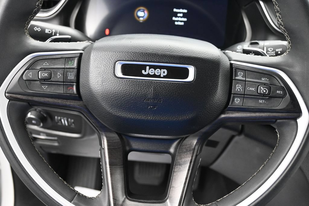 Used 2023 Jeep Grand Cherokee Limited w/ Black Appearance Package AWD/4WD image 13