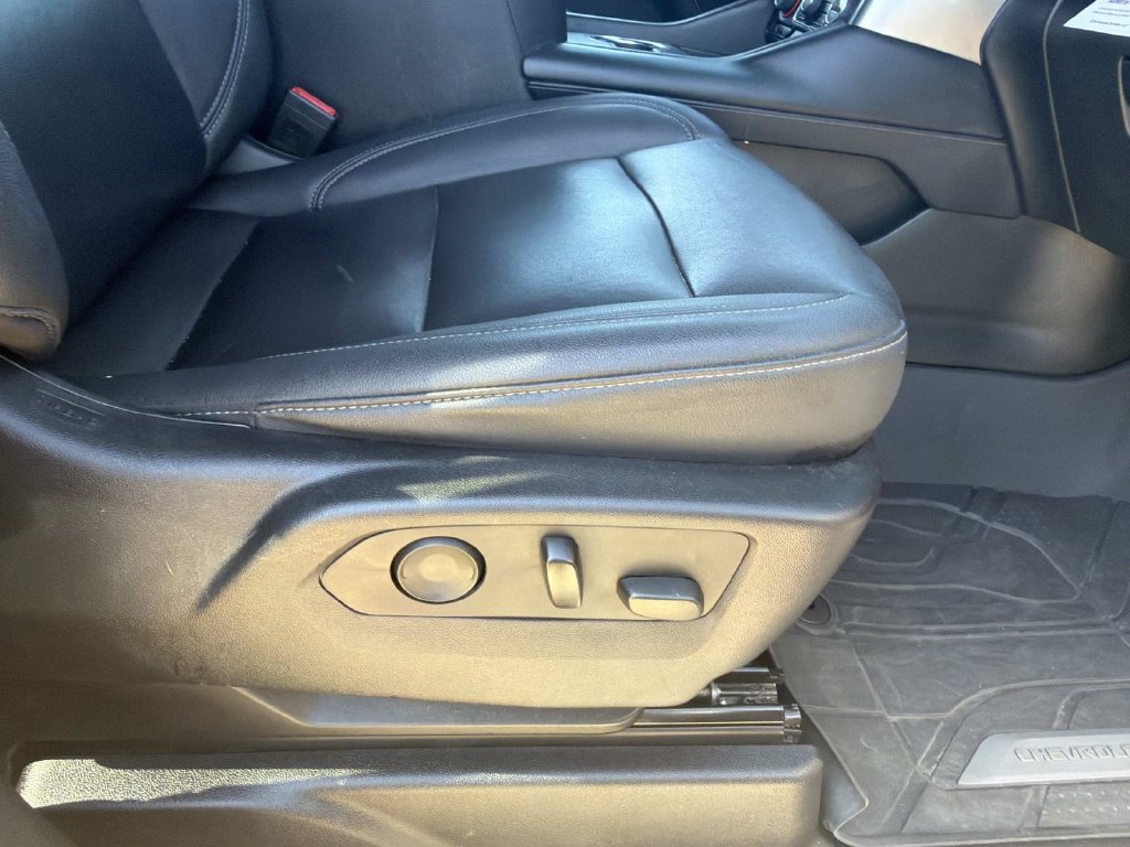 Used 2023 Chevrolet Suburban LT w/ Luxury Package RWD image 15