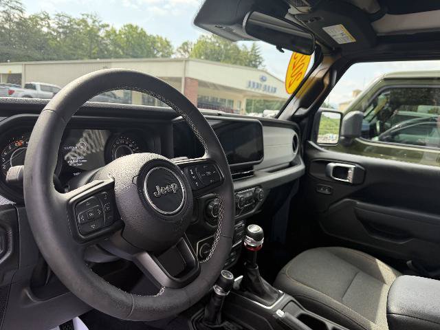 Used 2025 Jeep Wrangler Sport AWD/4WD image 9