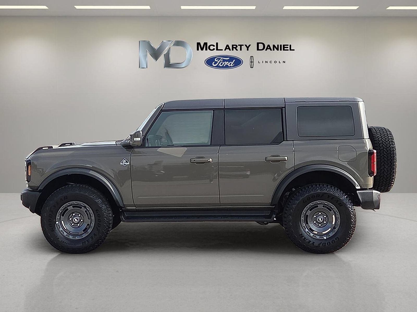 Certified 2025 Ford Bronco Outer Banks w/ Sasquatch Package AWD/4WD image 3