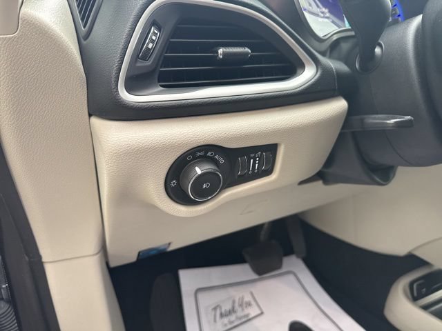 Used 2023 Chrysler Pacifica Touring-L FWD image 8