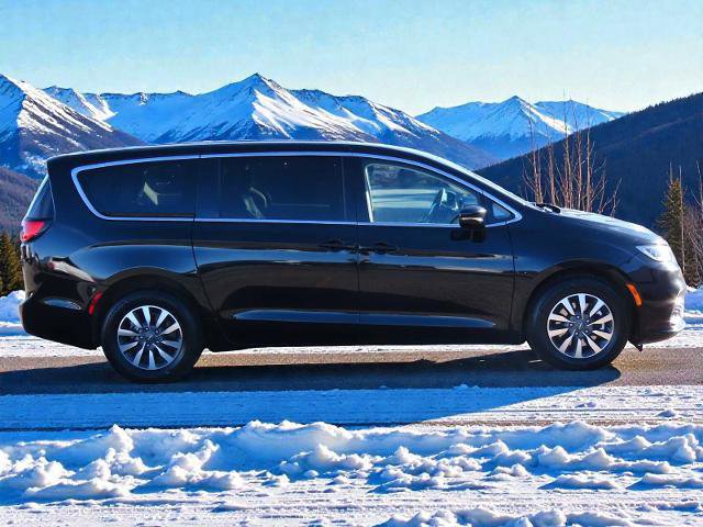 Used 2024 Chrysler Pacifica Select image 2