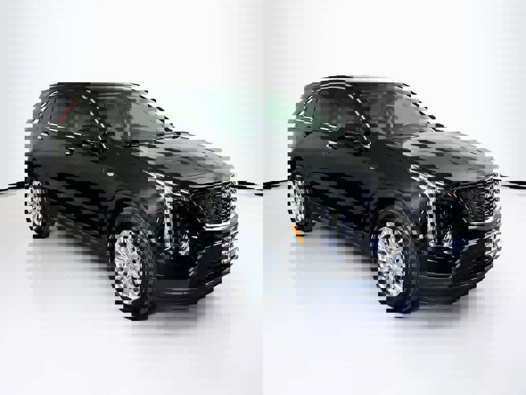 Used 2022 Cadillac XT4 Luxury w/ Cold Weather Package image 7