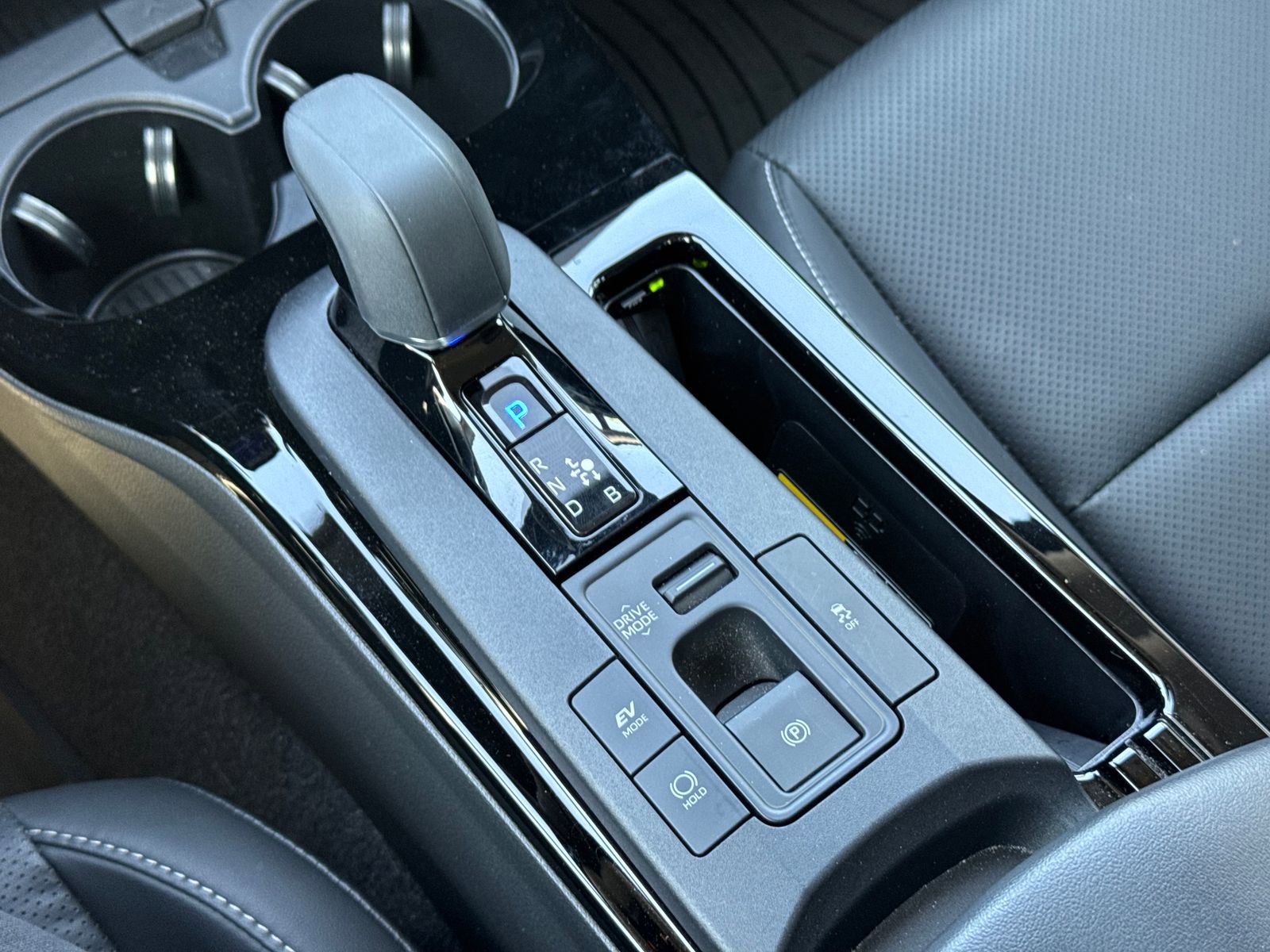 Used 2024 Toyota Prius XLE FWD image 25