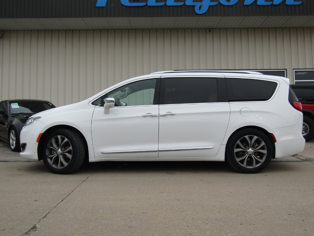 Used 2019 Chrysler Pacifica Limited w/ Tire & Wheel Group FWD image 11