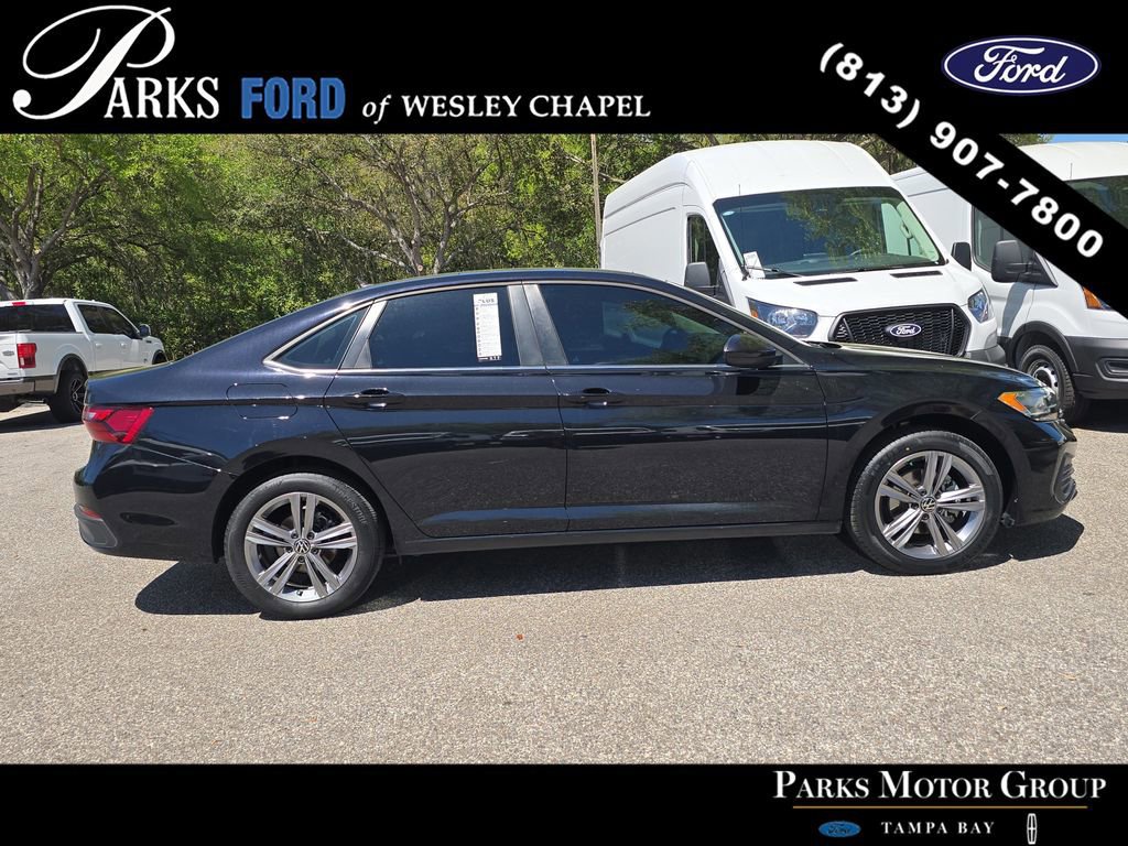 Used 2022 Volkswagen Jetta SE image 2