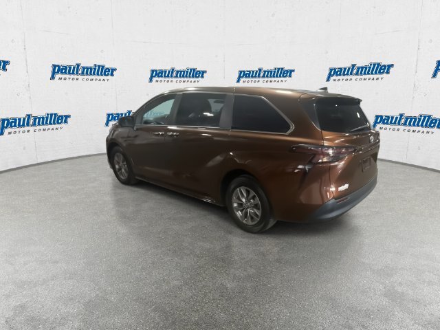 Used 2023 Toyota Sienna XLE FWD image 7