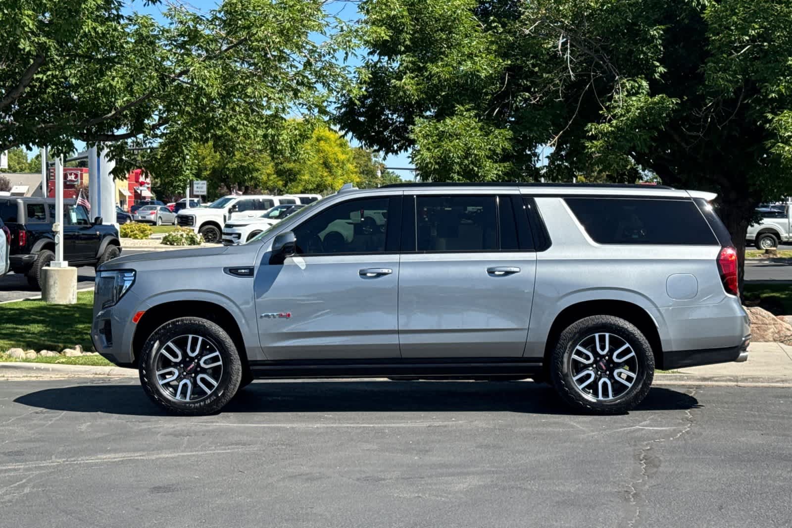 Used 2023 GMC Yukon XL AT4 w/ AT4 Premium Plus Package AWD/4WD image 5