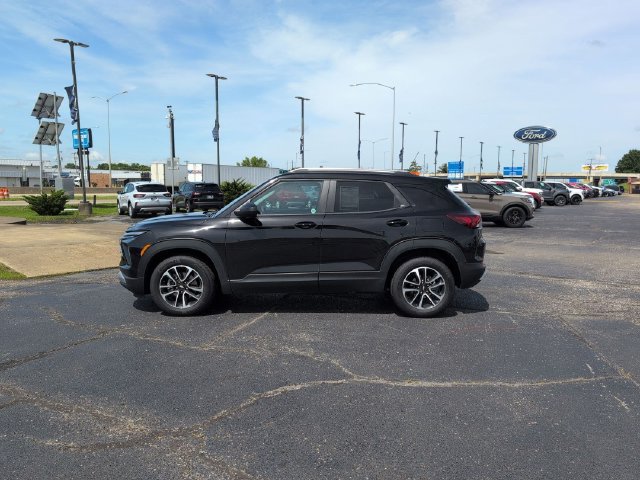 Used 2025 Chevrolet TrailBlazer LT w/ Driver Confidence Package FWD image 4