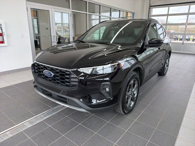 Certified 2025 Ford Escape ST-Line Select AWD/4WD image 3