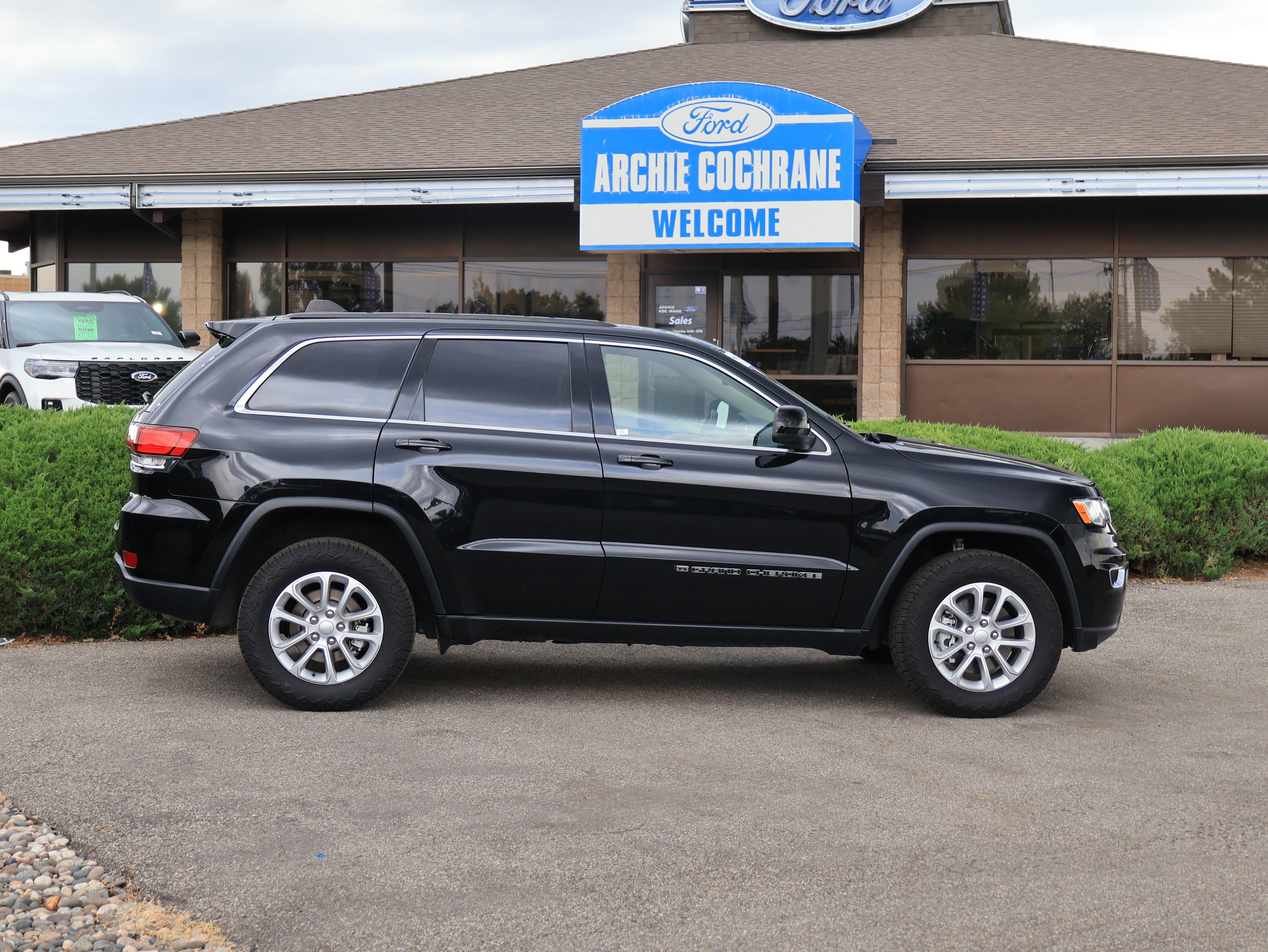 Used 2022 Jeep Grand Cherokee Laredo E AWD/4WD image 7
