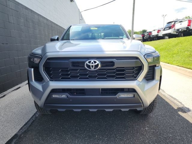 Used 2024 Toyota Tacoma TRD Off-Road w/ TRD Off Road Upgrade Package AWD/4WD image 2