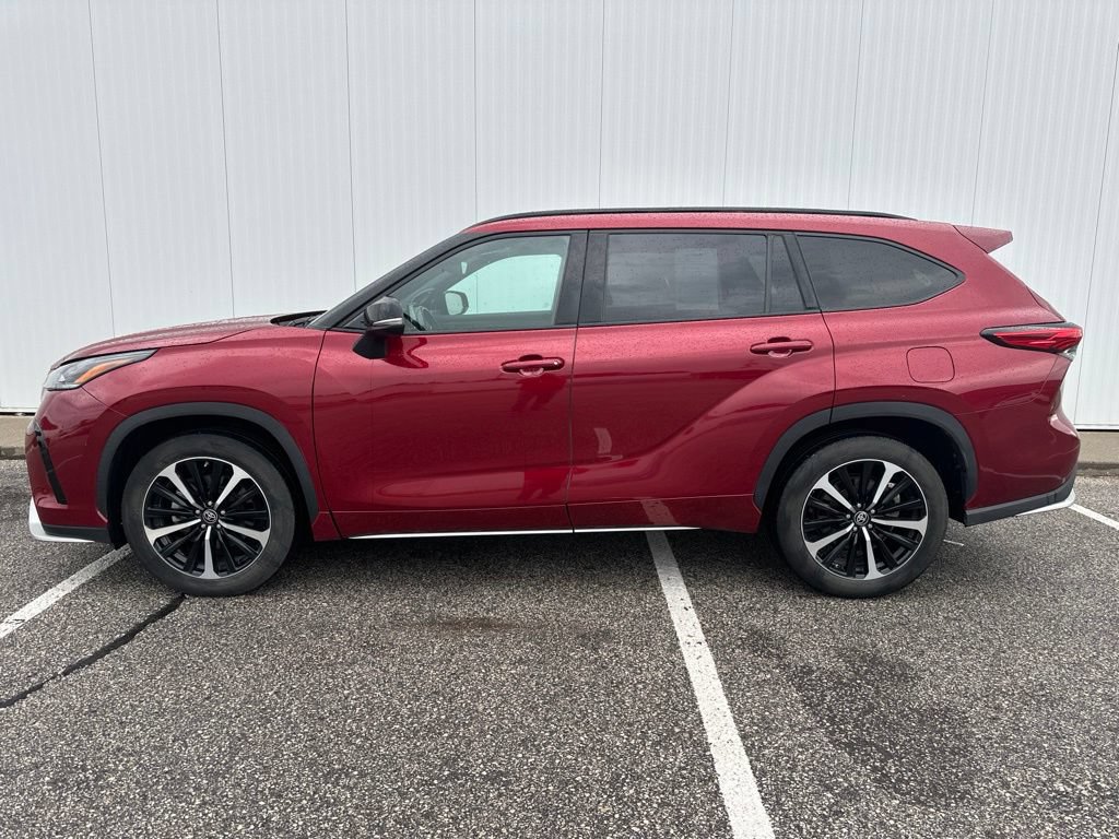 Used 2021 Toyota Highlander XSE AWD/4WD image 3