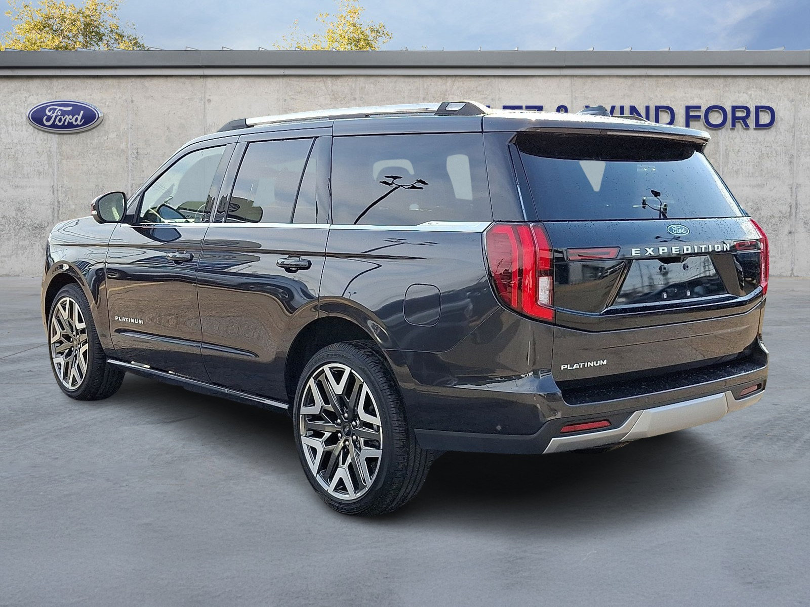 Certified 2025 Ford Expedition Platinum w/ Platinum Ultimate Package AWD/4WD image 4