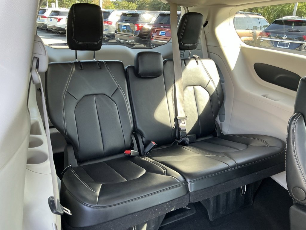 Used 2024 Chrysler Pacifica Touring-L image 21