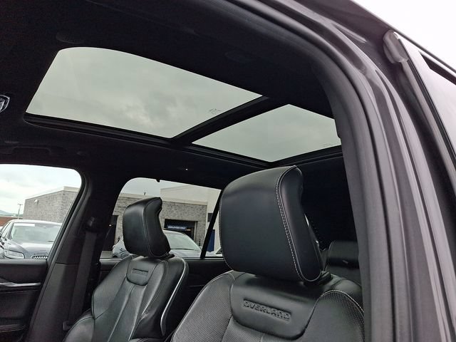 Used 2022 Jeep Grand Cherokee Overland w/ Luxury Tech Group IV AWD/4WD image 16