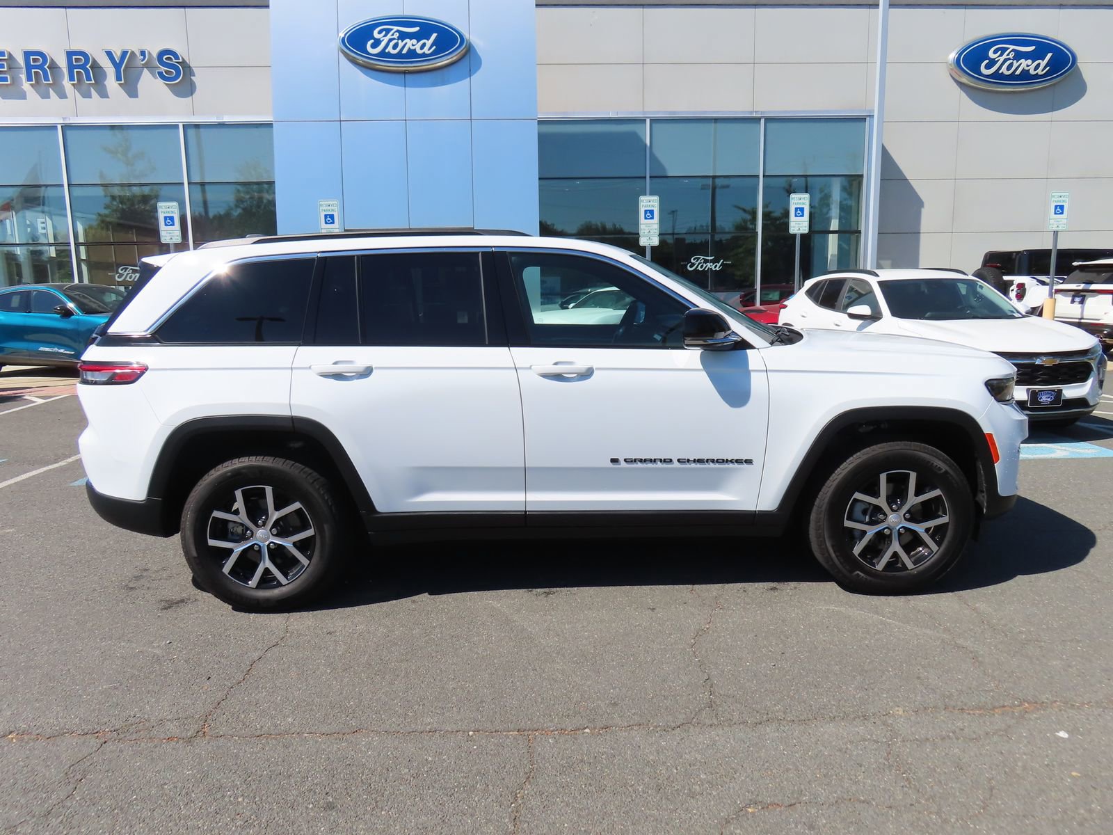 Used 2025 Jeep Grand Cherokee Limited w/ Trailer Tow Package AWD/4WD image 4