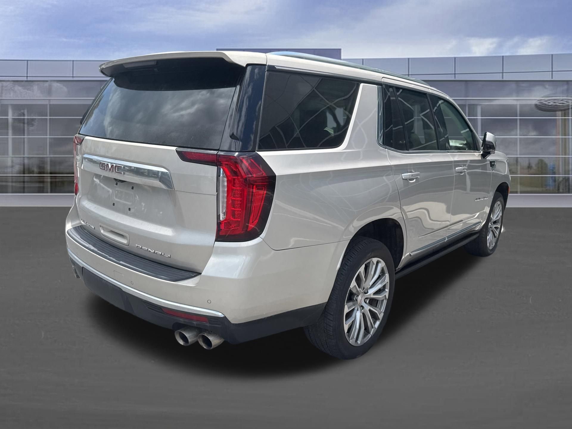 Used 2021 GMC Yukon Denali w/ Denali Premium Package AWD/4WD image 4