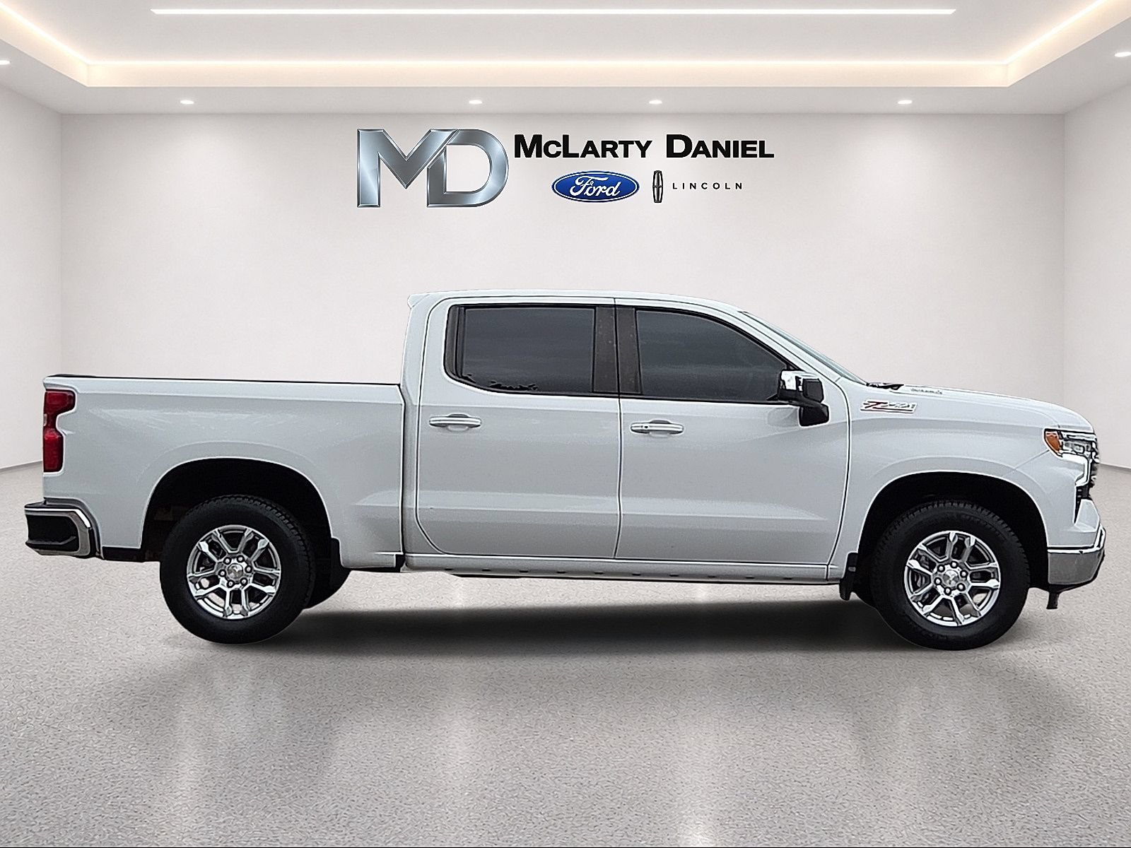 Used 2024 Chevrolet Silverado 1500 LT AWD/4WD image 6