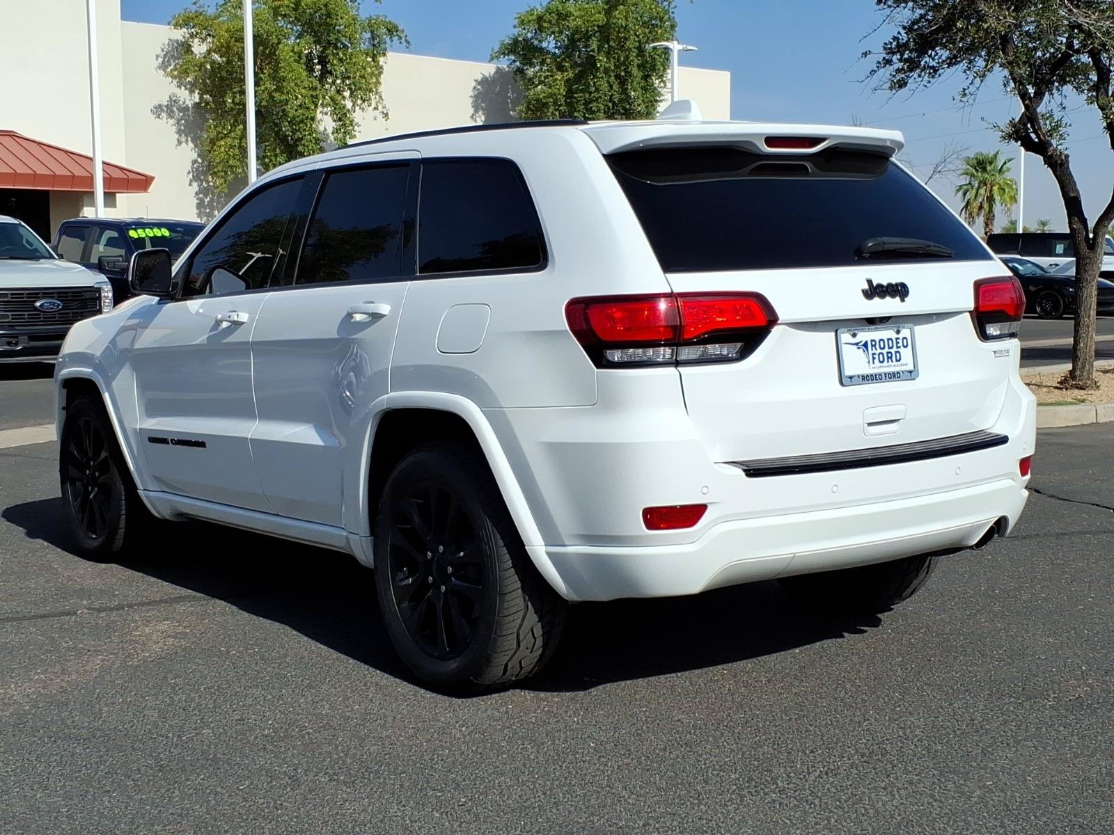 Used 2018 Jeep Grand Cherokee Altitude RWD image 3