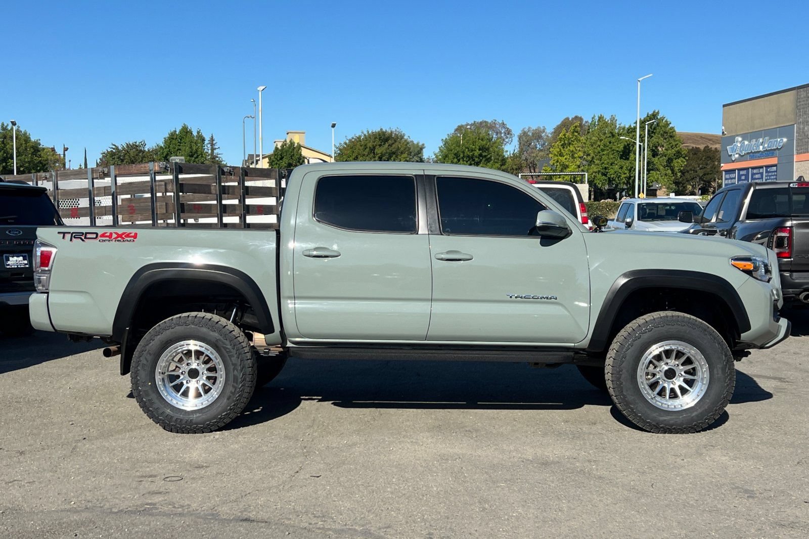 Used 2023 Toyota Tacoma TRD Off-Road w/ Technology Package AWD/4WD image 3